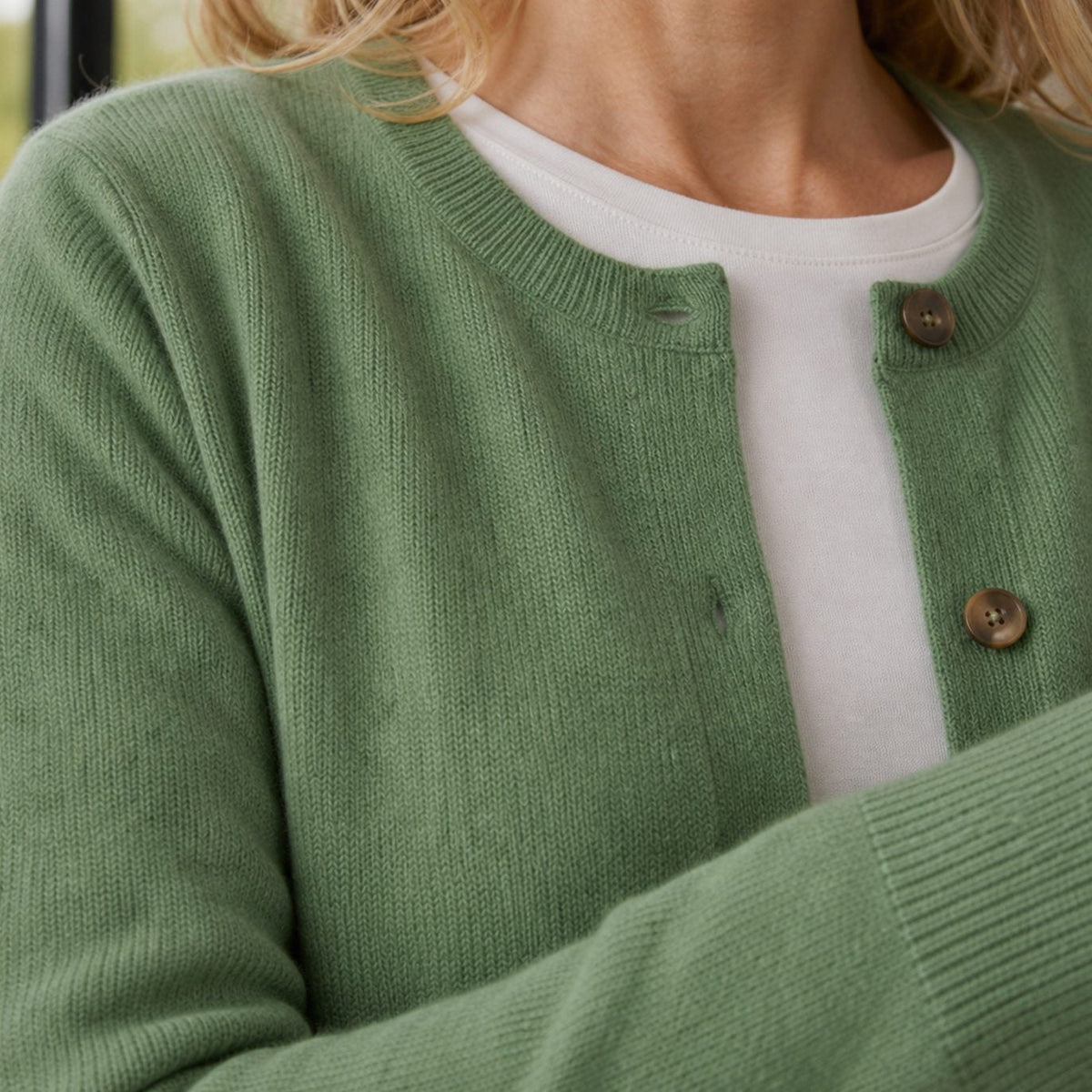 Damen-Strickjacke mit Rundhalsausschnitt und Knöpfen