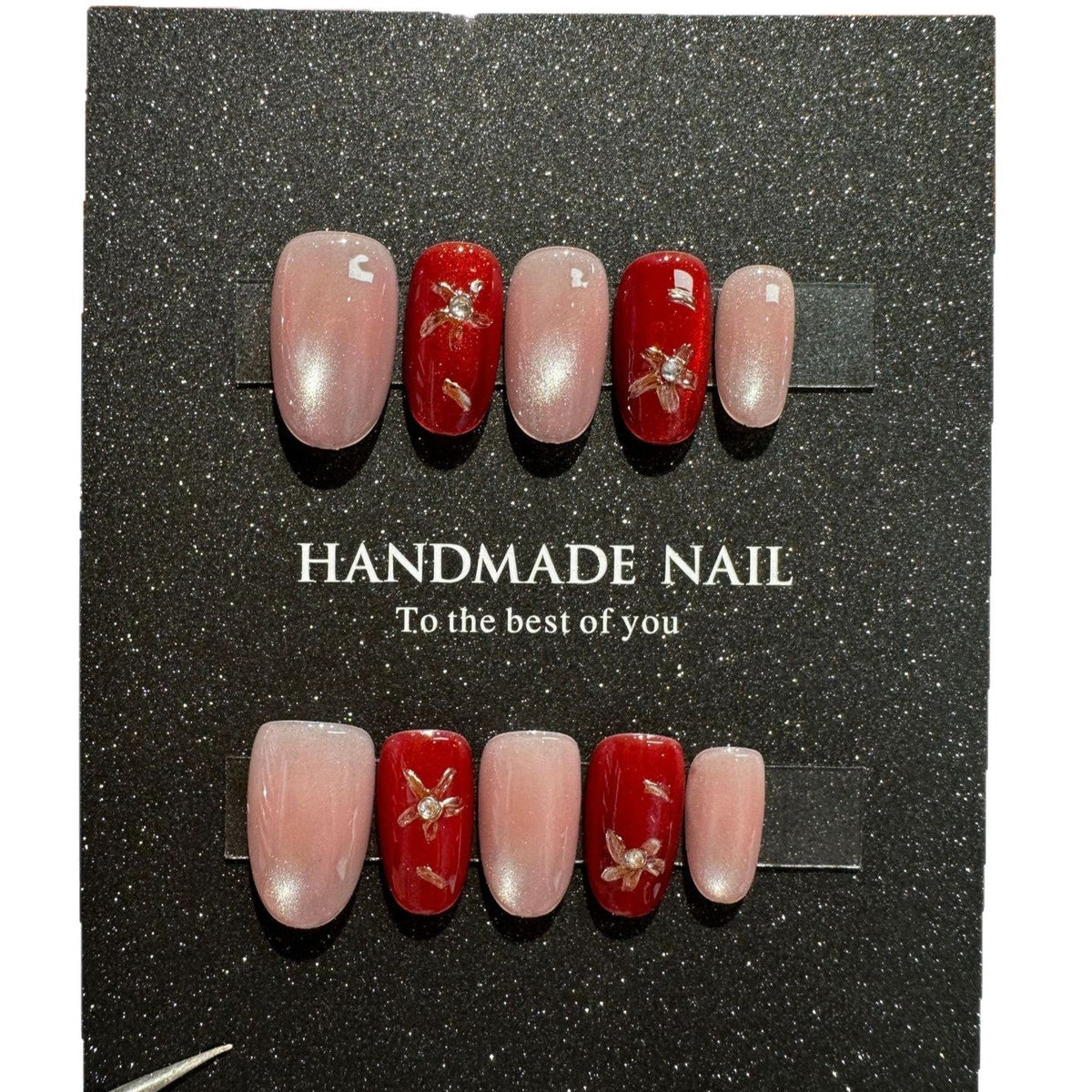 Handgefertigtes Nailart-Set mit eleganten floralen Akzenten