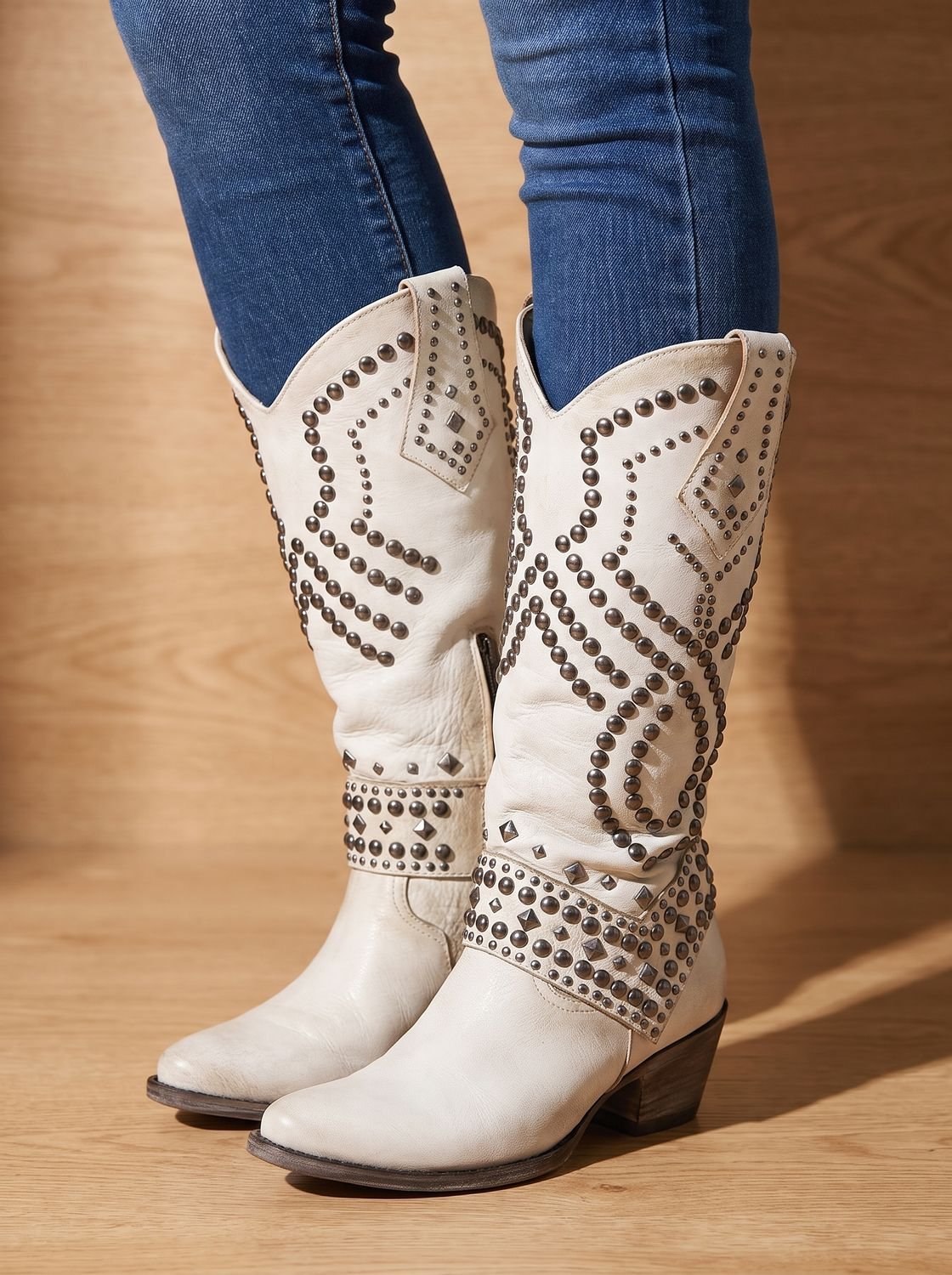 Orthopädische kniehohe Cowboystiefel für Damen mit Nieten und spitzer Zehenpartie