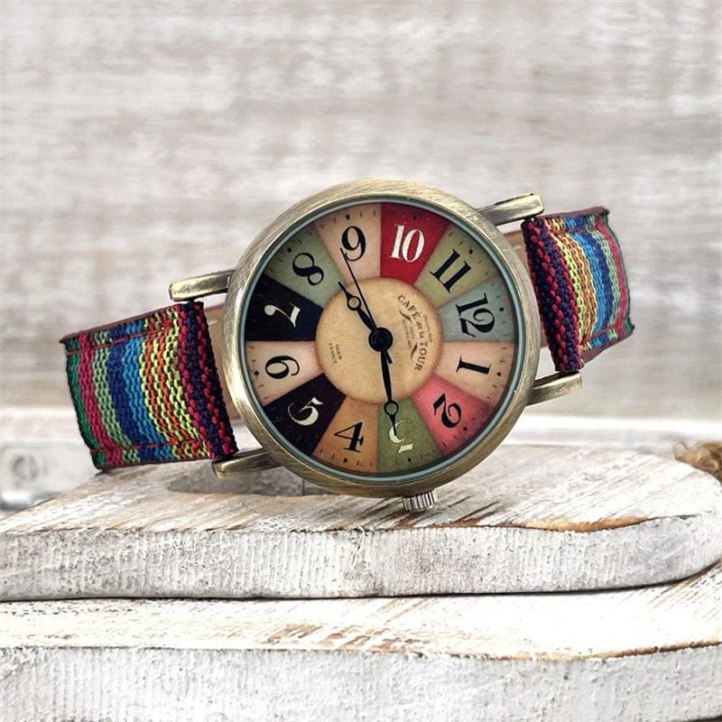 Armbanduhr mit buntem Regenbogenmuster