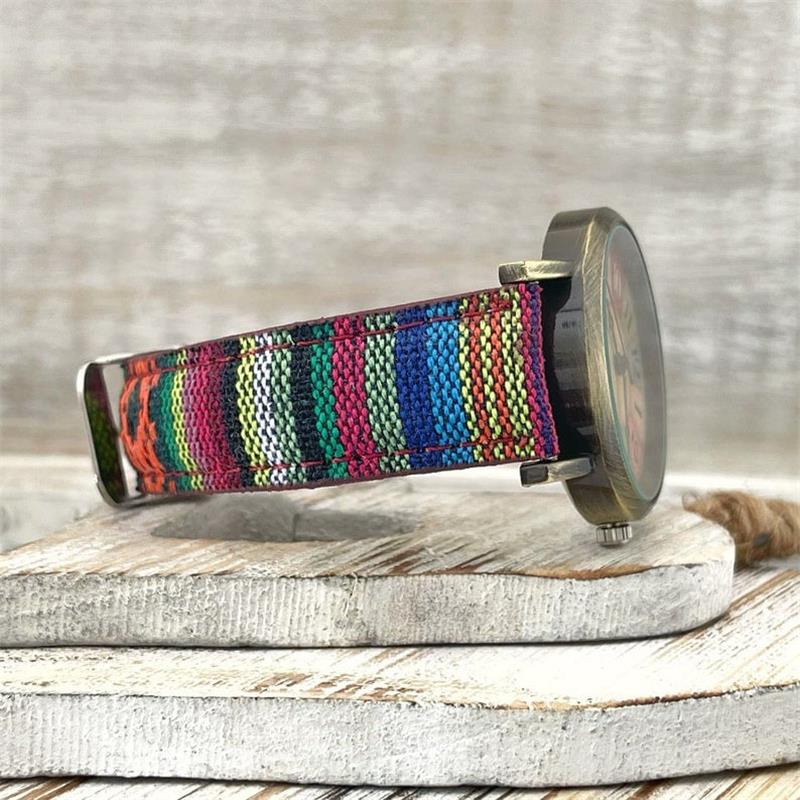Armbanduhr mit buntem Regenbogenmuster