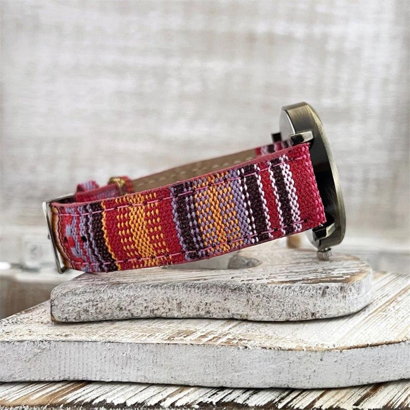 Armbanduhr mit buntem Regenbogenmuster