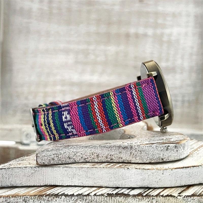Armbanduhr mit buntem Regenbogenmuster
