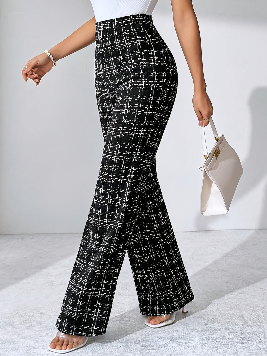 Ausgestellte Damen-Strickhose mit Karomuster und hoher Taille