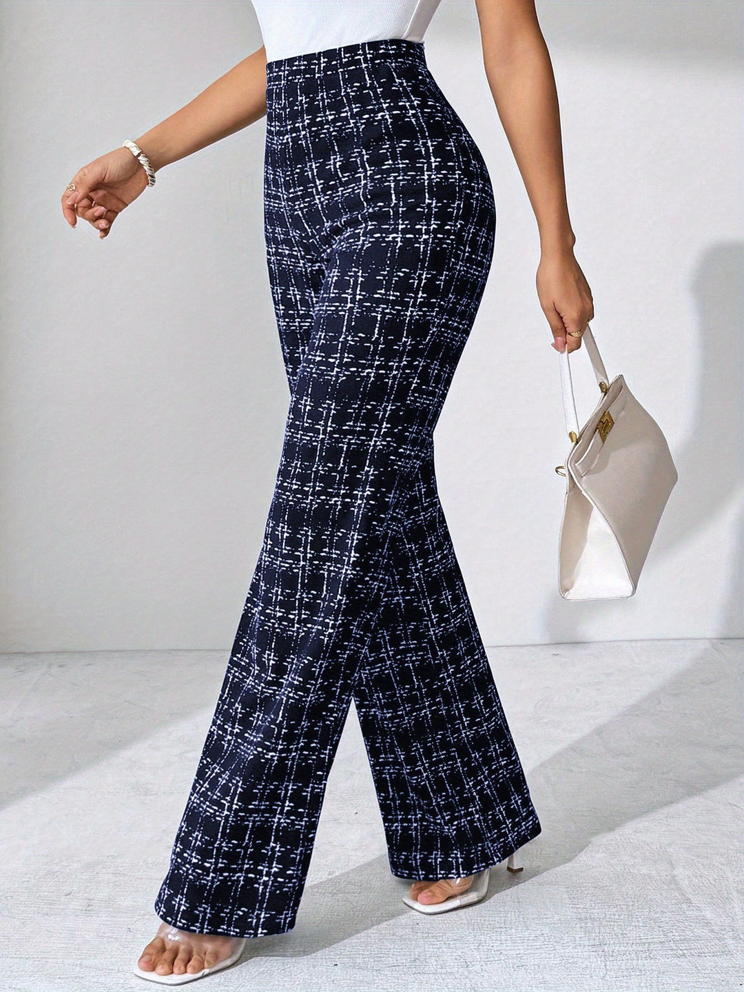 Ausgestellte Damen-Strickhose mit Karomuster und hoher Taille