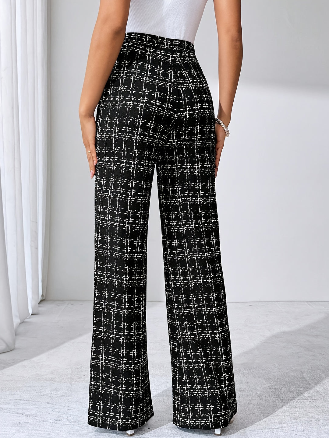 Ausgestellte Damen-Strickhose mit Karomuster und hoher Taille