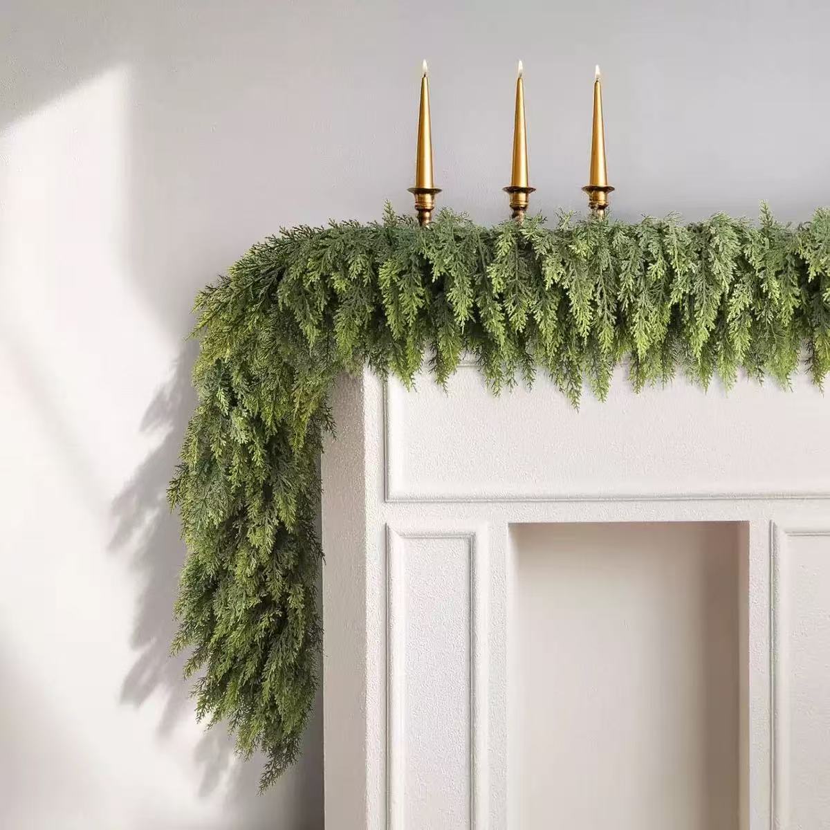 Beleuchtete Weihnachts-Zederngirlande