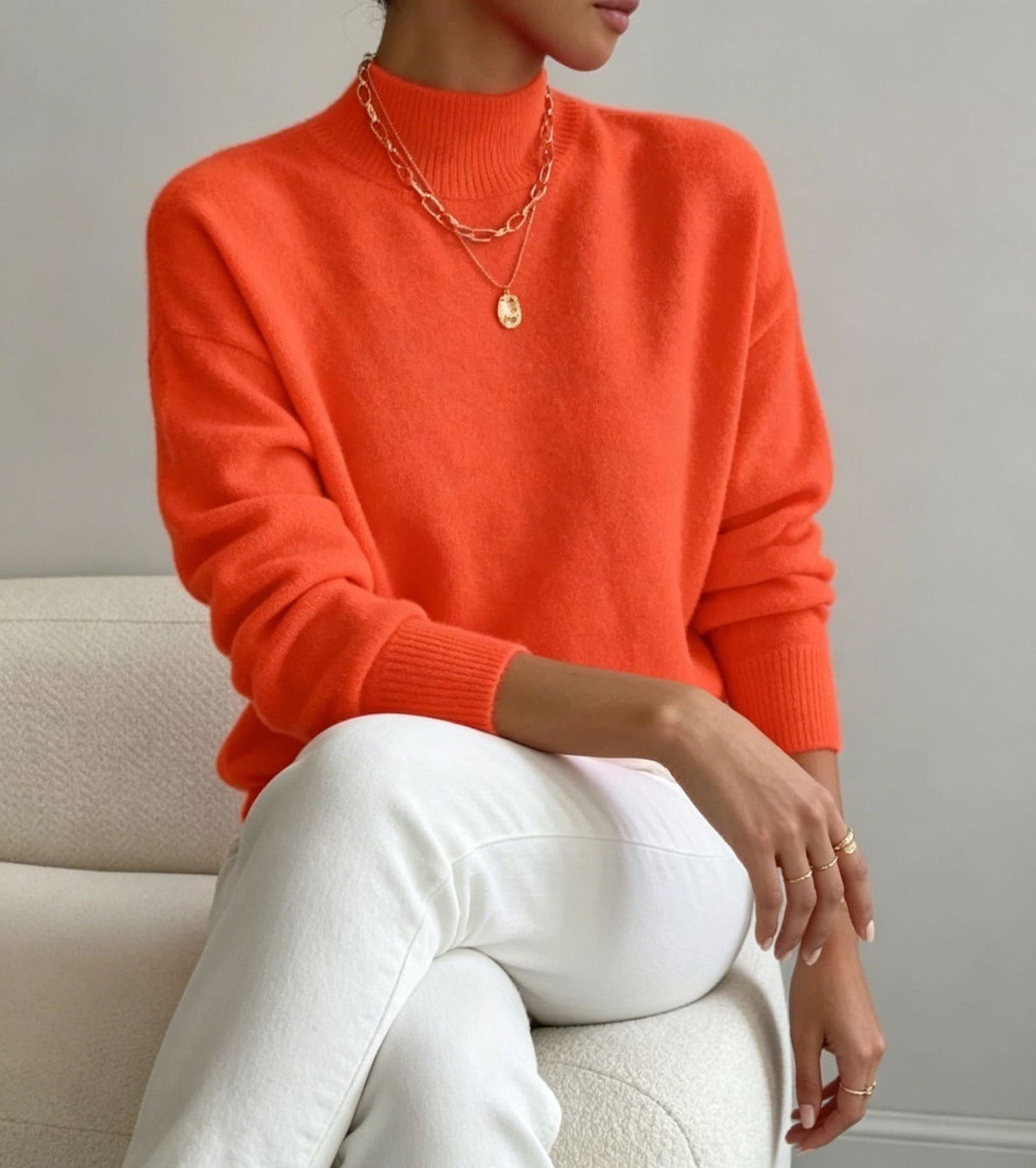 Bequemer Feinstrickpullover für Damen mit Stehkragen und überschnittenen Schultern