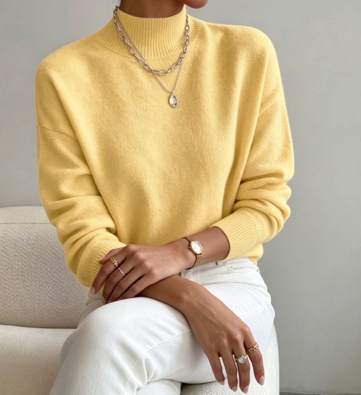 Bequemer Feinstrickpullover für Damen mit Stehkragen und überschnittenen Schultern