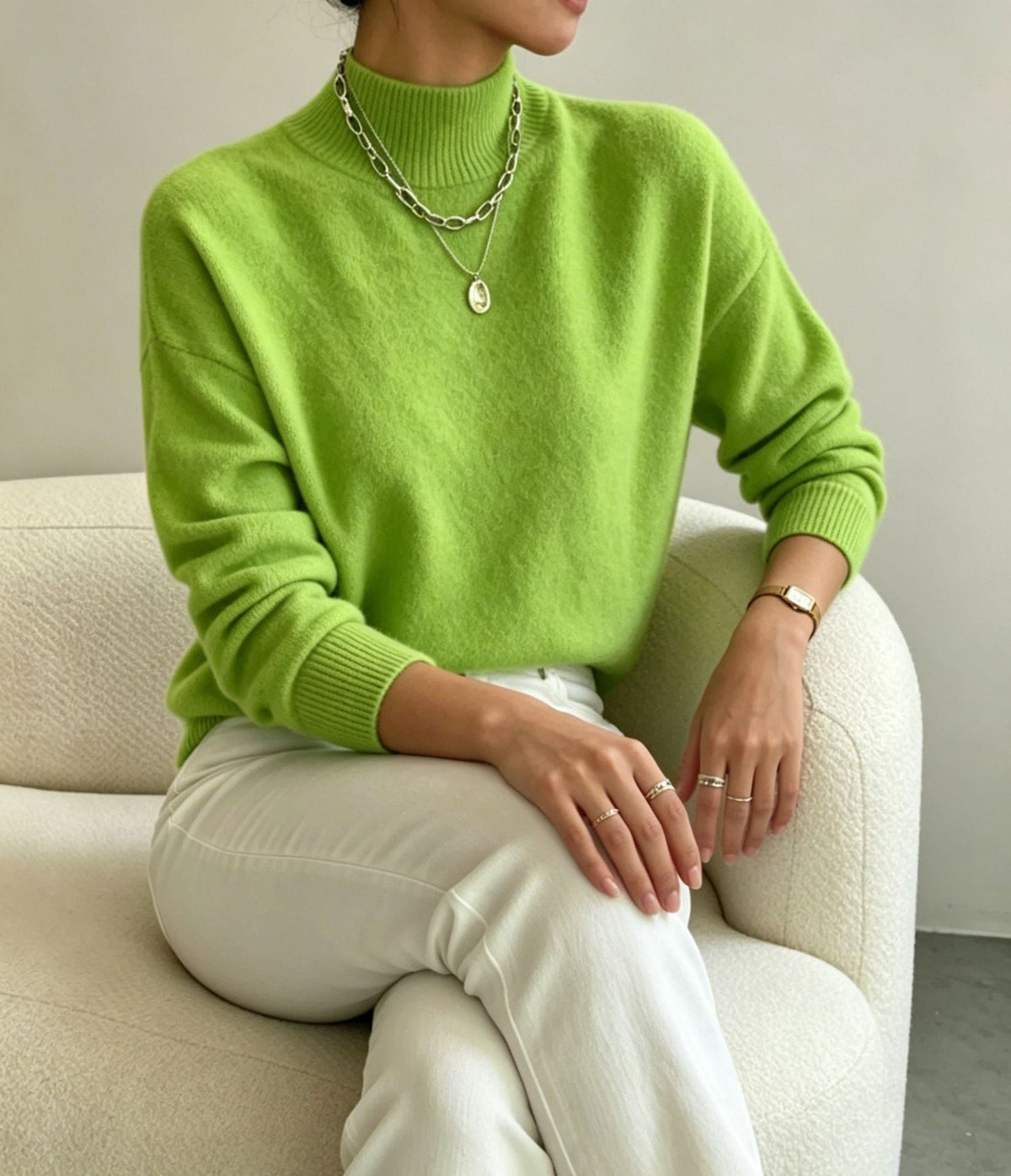 Bequemer Feinstrickpullover für Damen mit Stehkragen und überschnittenen Schultern