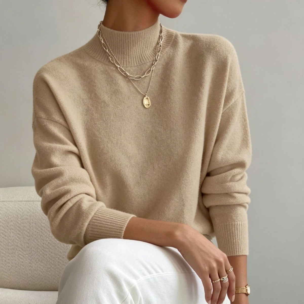 Bequemer Feinstrickpullover für Damen mit Stehkragen und überschnittenen Schultern
