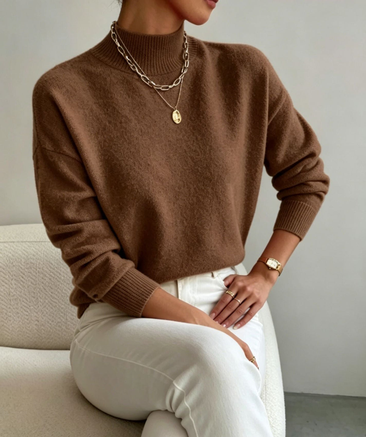 Bequemer Feinstrickpullover für Damen mit Stehkragen und überschnittenen Schultern