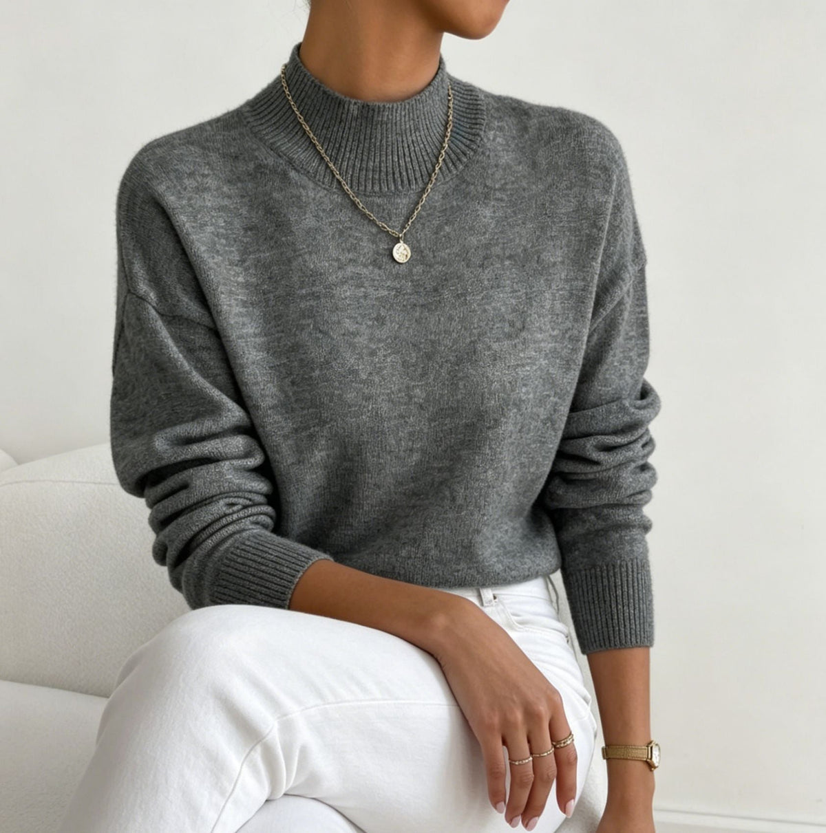 Bequemer Feinstrickpullover für Damen mit Stehkragen und überschnittenen Schultern