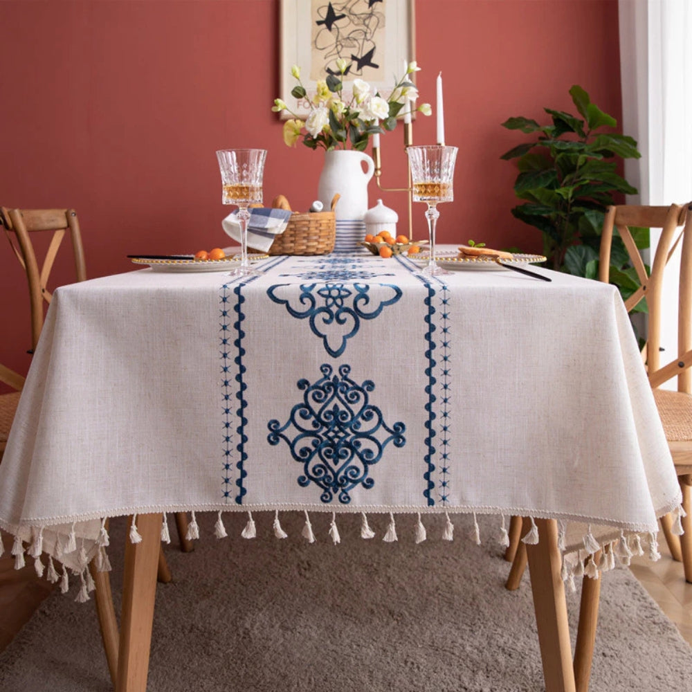 Bestickte Tischdecke