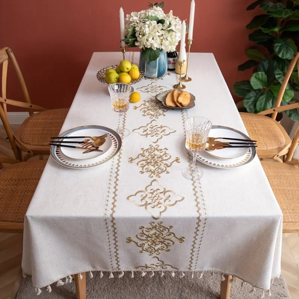 Bestickte Tischdecke