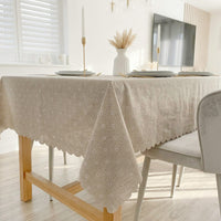 Bestickte Tischdecke mit Gänseblümchen