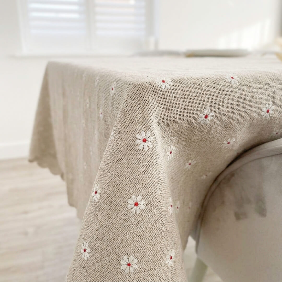 Bestickte Tischdecke mit Gänseblümchen