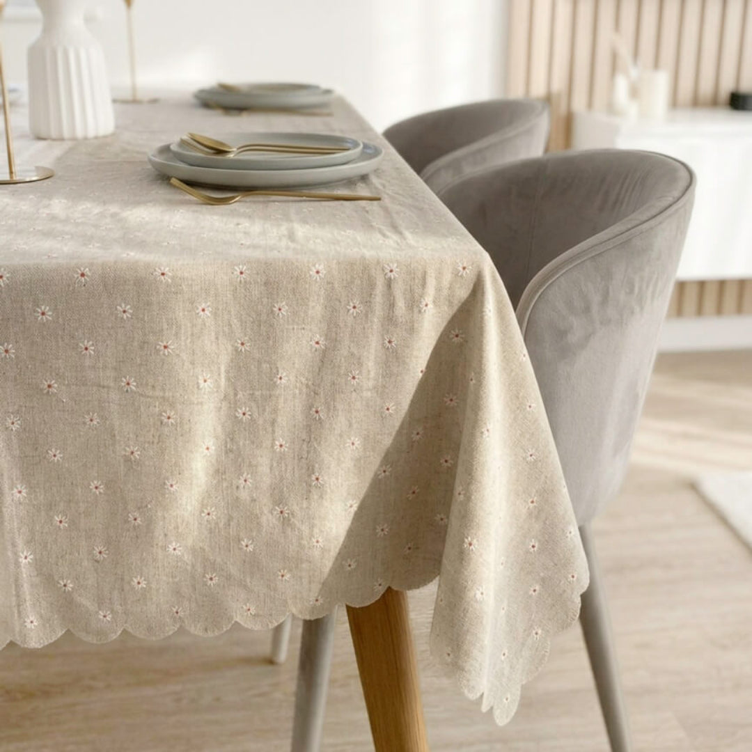 Bestickte Tischdecke mit Gänseblümchen