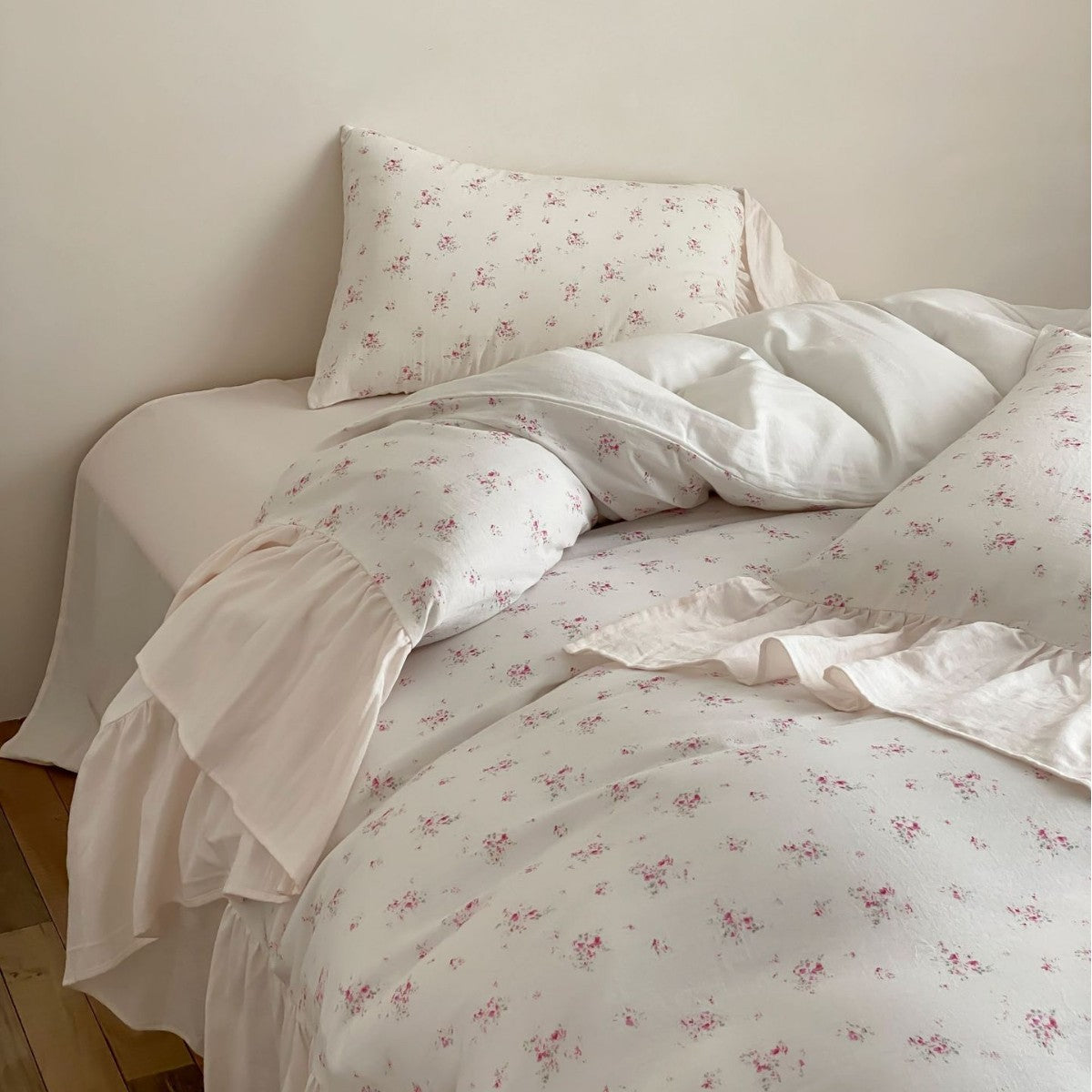 Bettwäsche-Set aus Baumwollmusselin mit zartem Allover-Rosenmuster und Rüschen