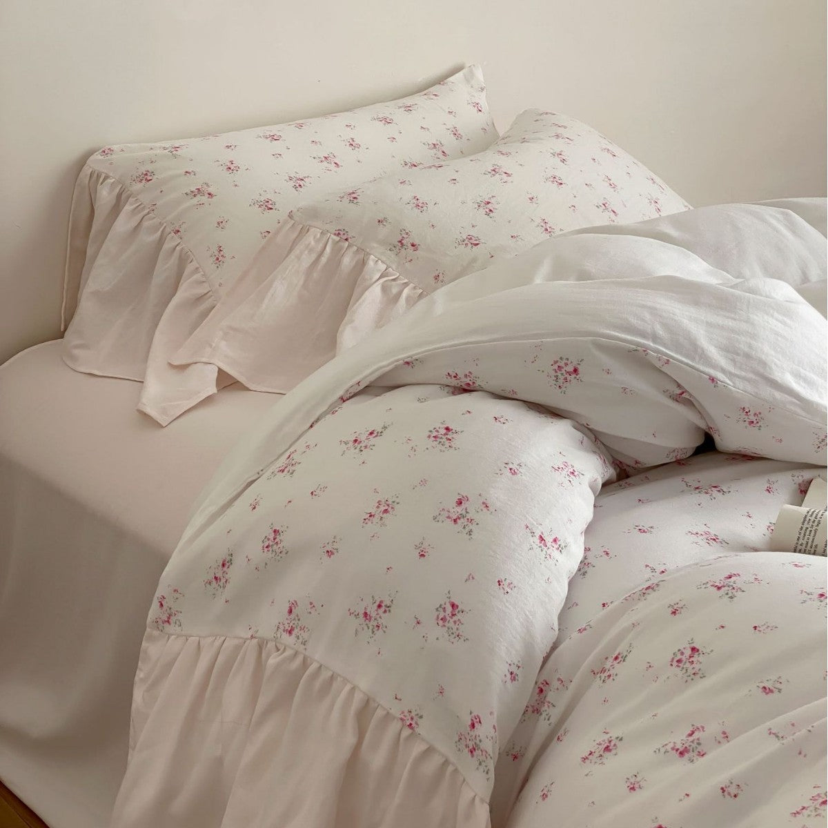 Bettwäsche-Set aus Baumwollmusselin mit zartem Allover-Rosenmuster und Rüschen