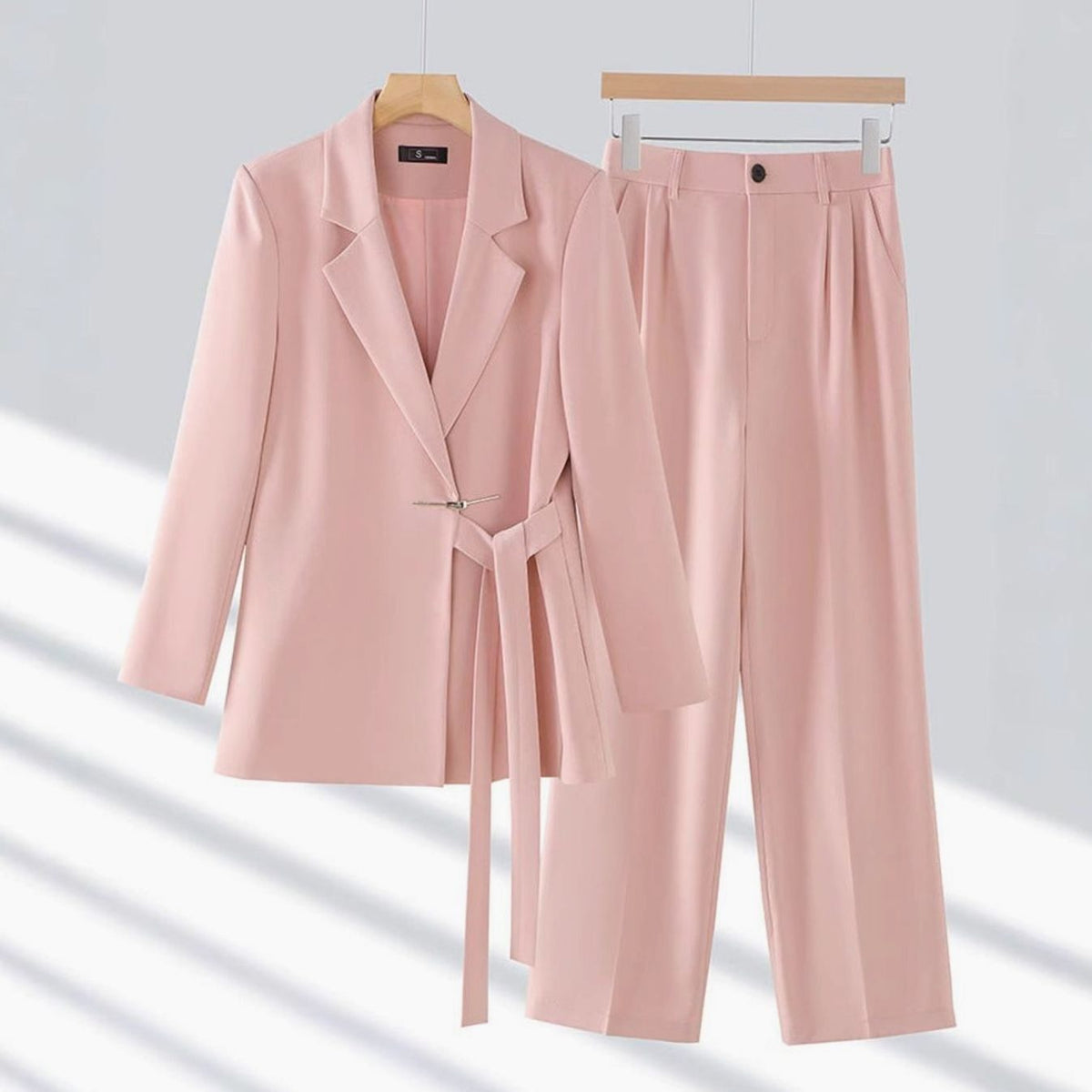 Damen-Hosenanzug mit tailliertem Bindegürtel-Blazer und Wide-Leg-Hose