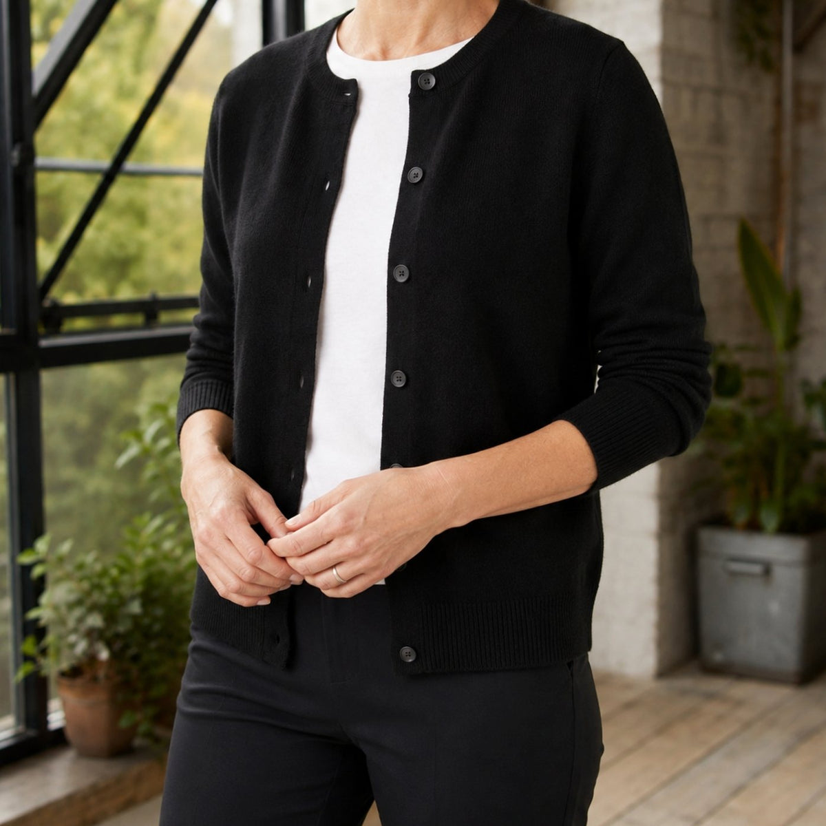 Damen-Strickjacke mit Rundhalsausschnitt und Knöpfen