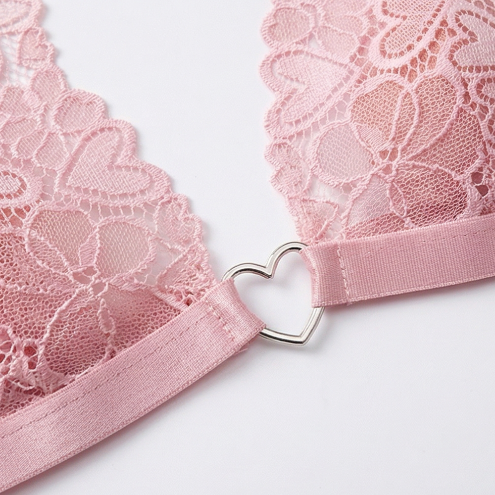 Dessous-Set aus Spitze mit Herz-Kettendetails und Strumpfhaltern