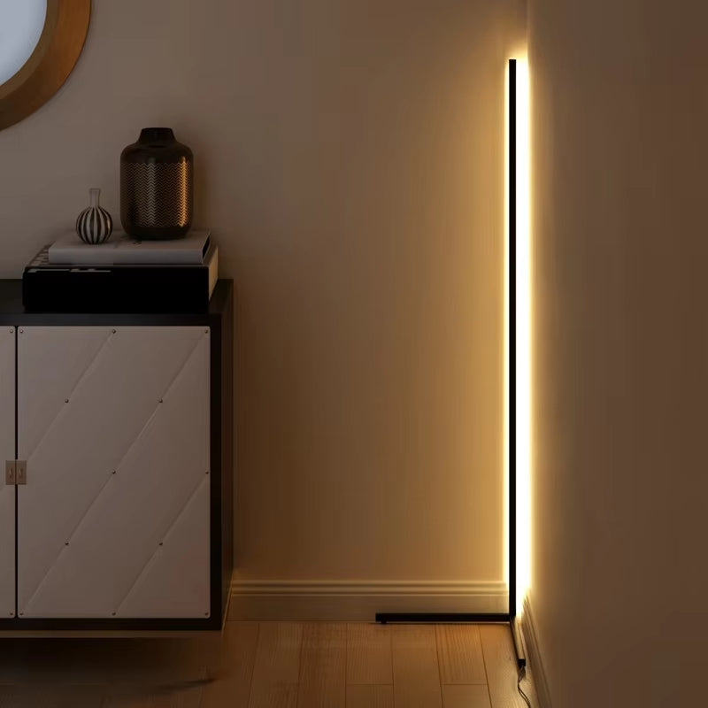 Dimmbare LED-Eckstehlampe mit Fernbedienung