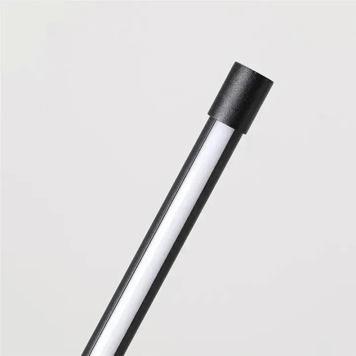Dimmbare LED-Eckstehlampe mit Fernbedienung