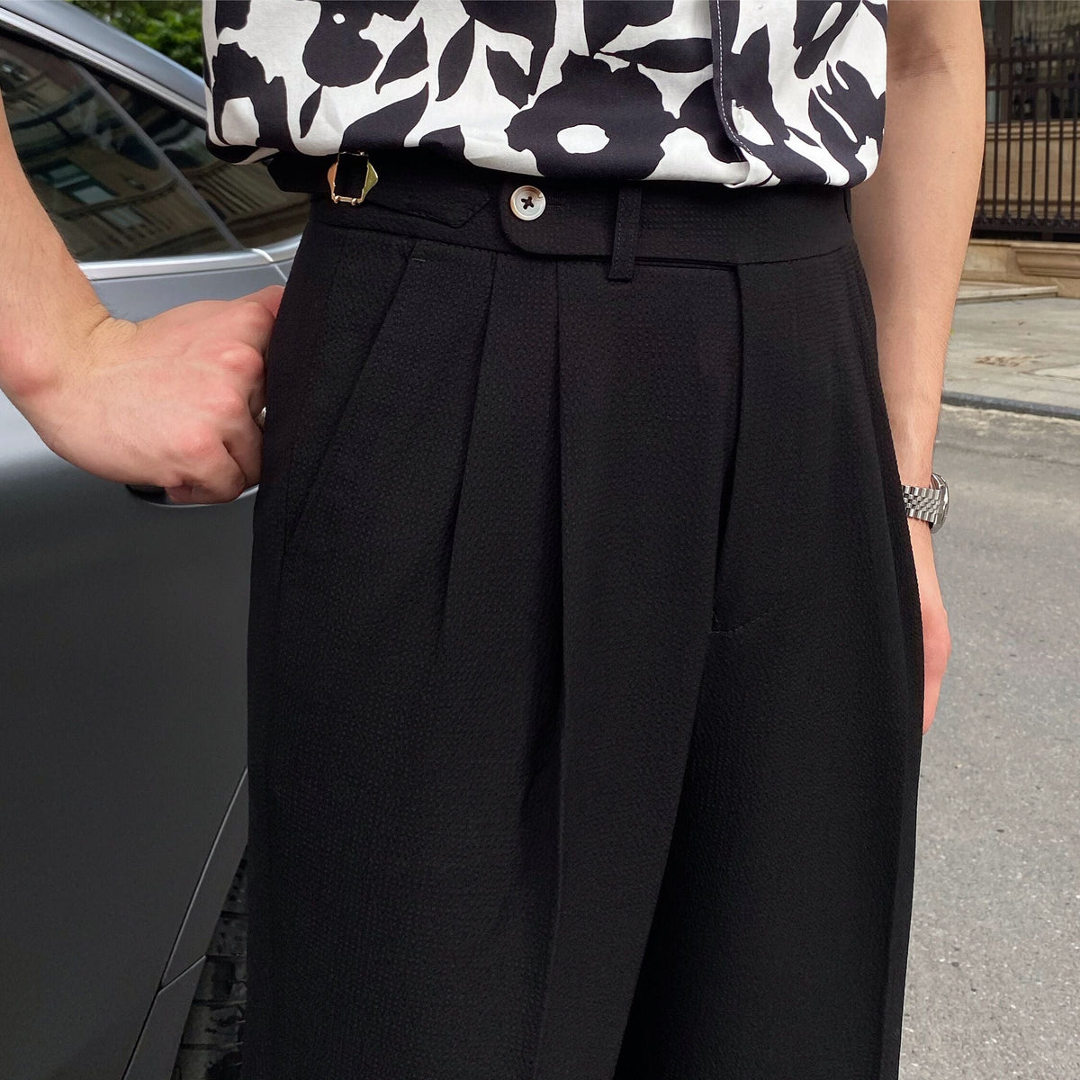 Elegante, karottenförmig geschnittene Herren-Bundfaltenhose mit hohem Bund