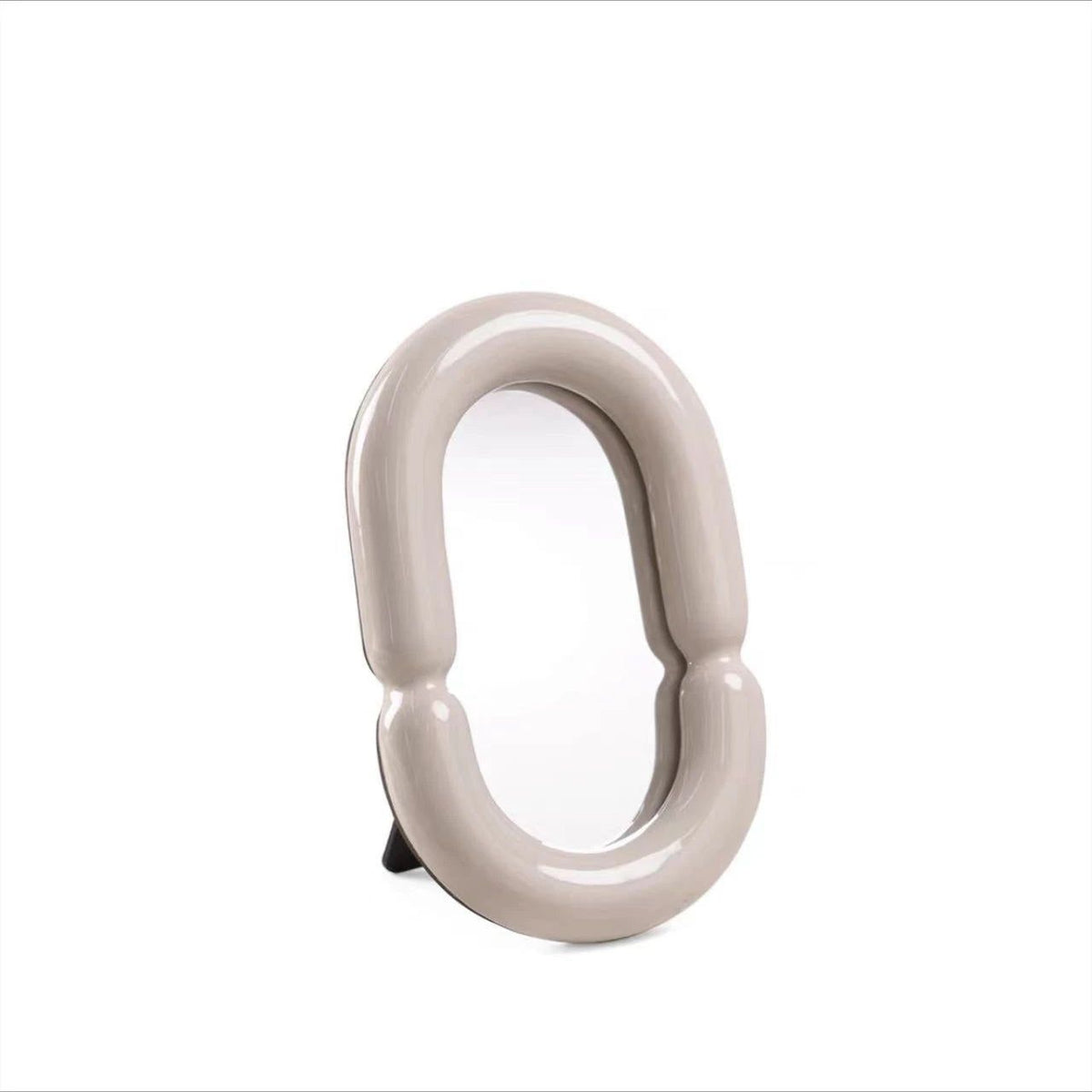 Eleganter ovaler Spiegel in skulpturaler Form