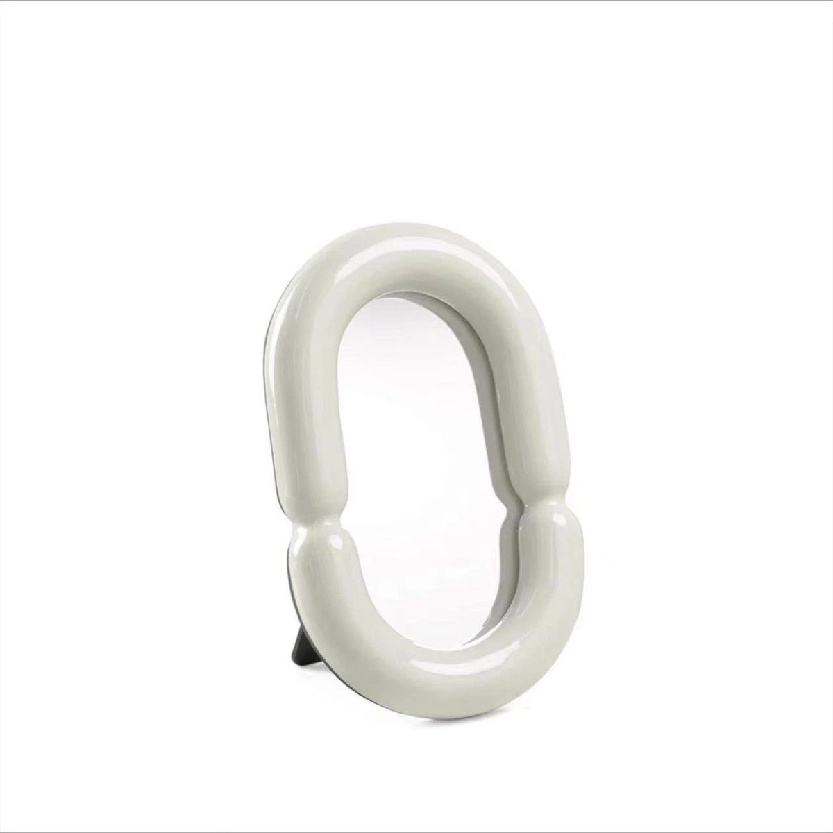 Eleganter ovaler Spiegel in skulpturaler Form