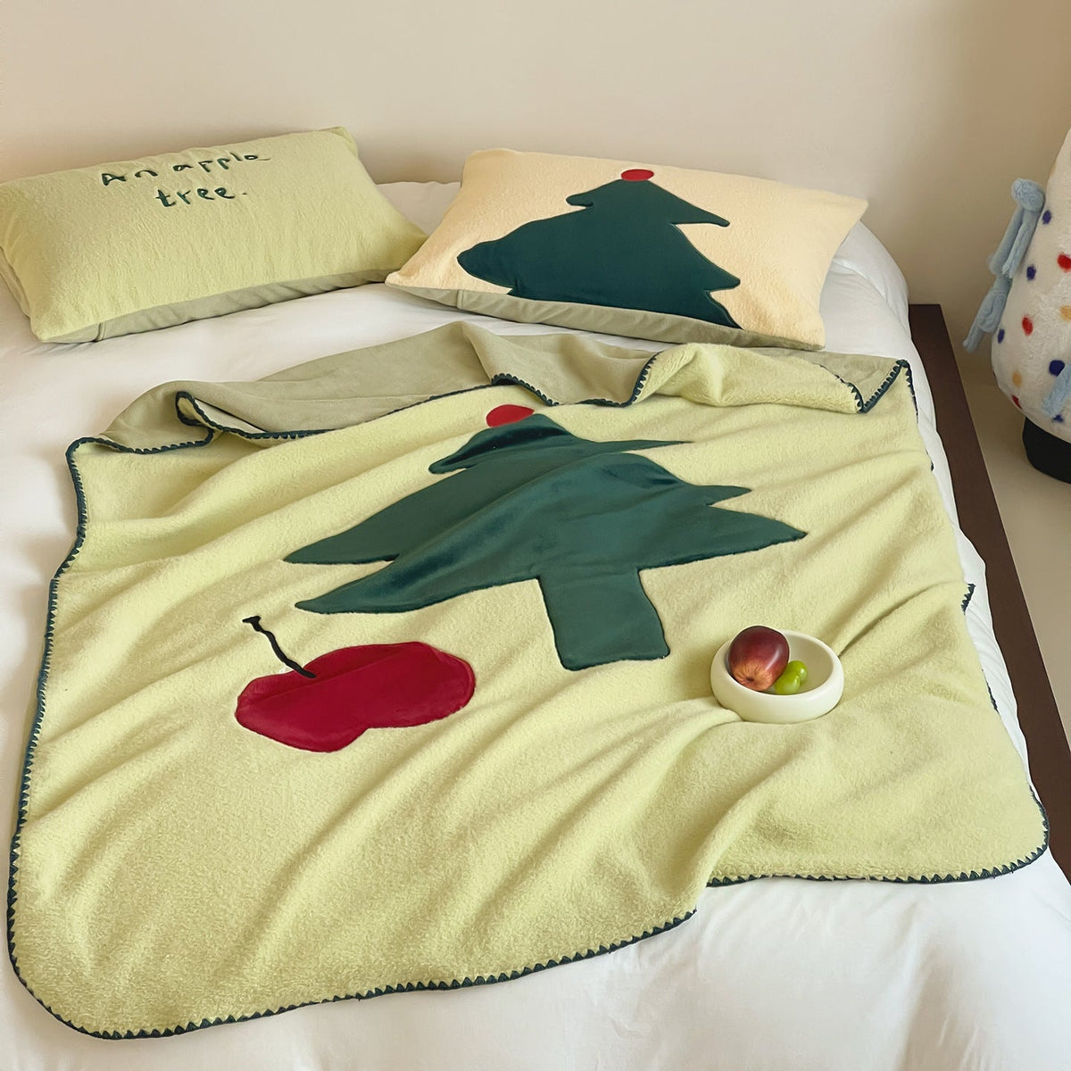 Gemütliche Fleece-Wendedecke mit appliziertem Weihnachtsbaum-Motiv