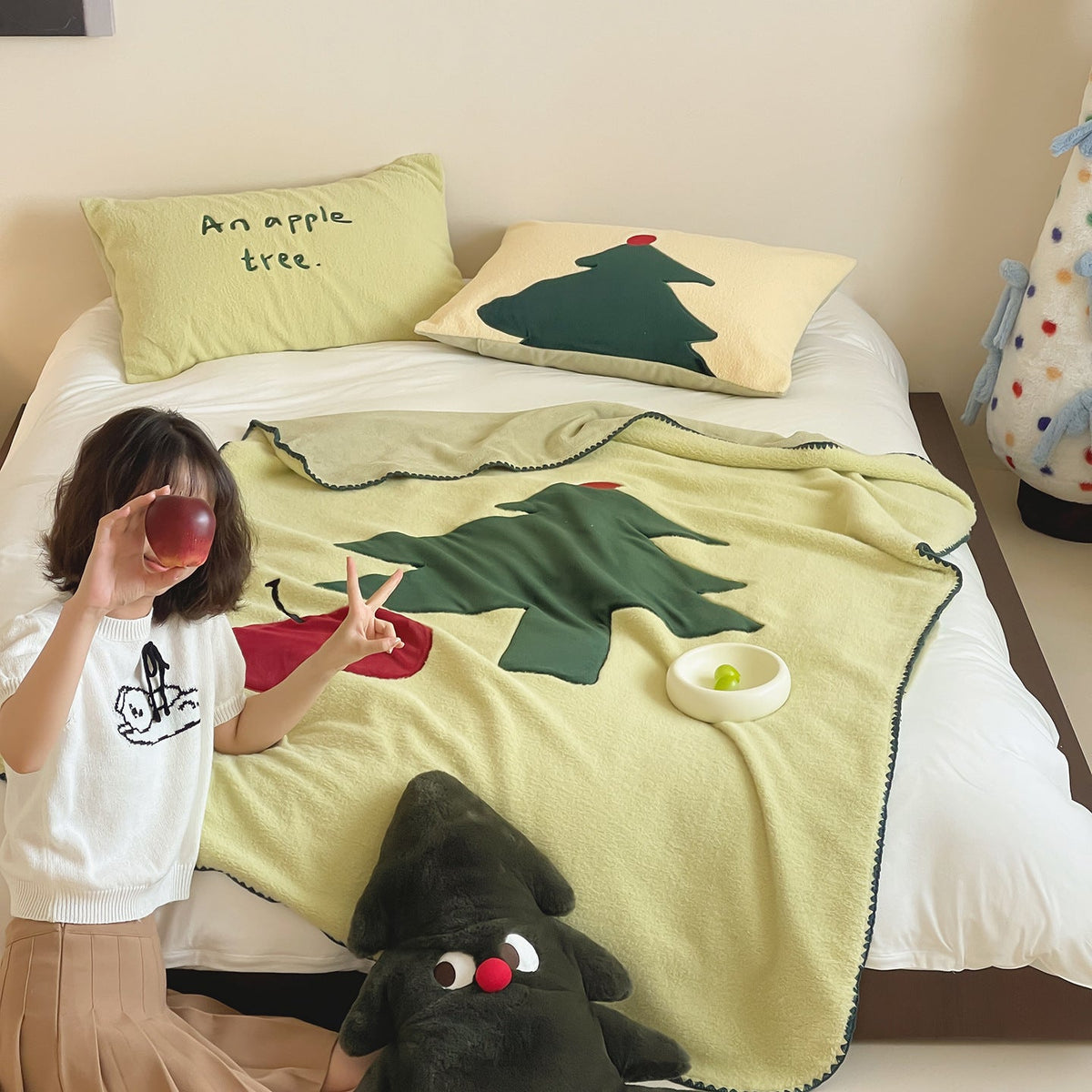 Gemütliche Fleece-Wendedecke mit appliziertem Weihnachtsbaum-Motiv