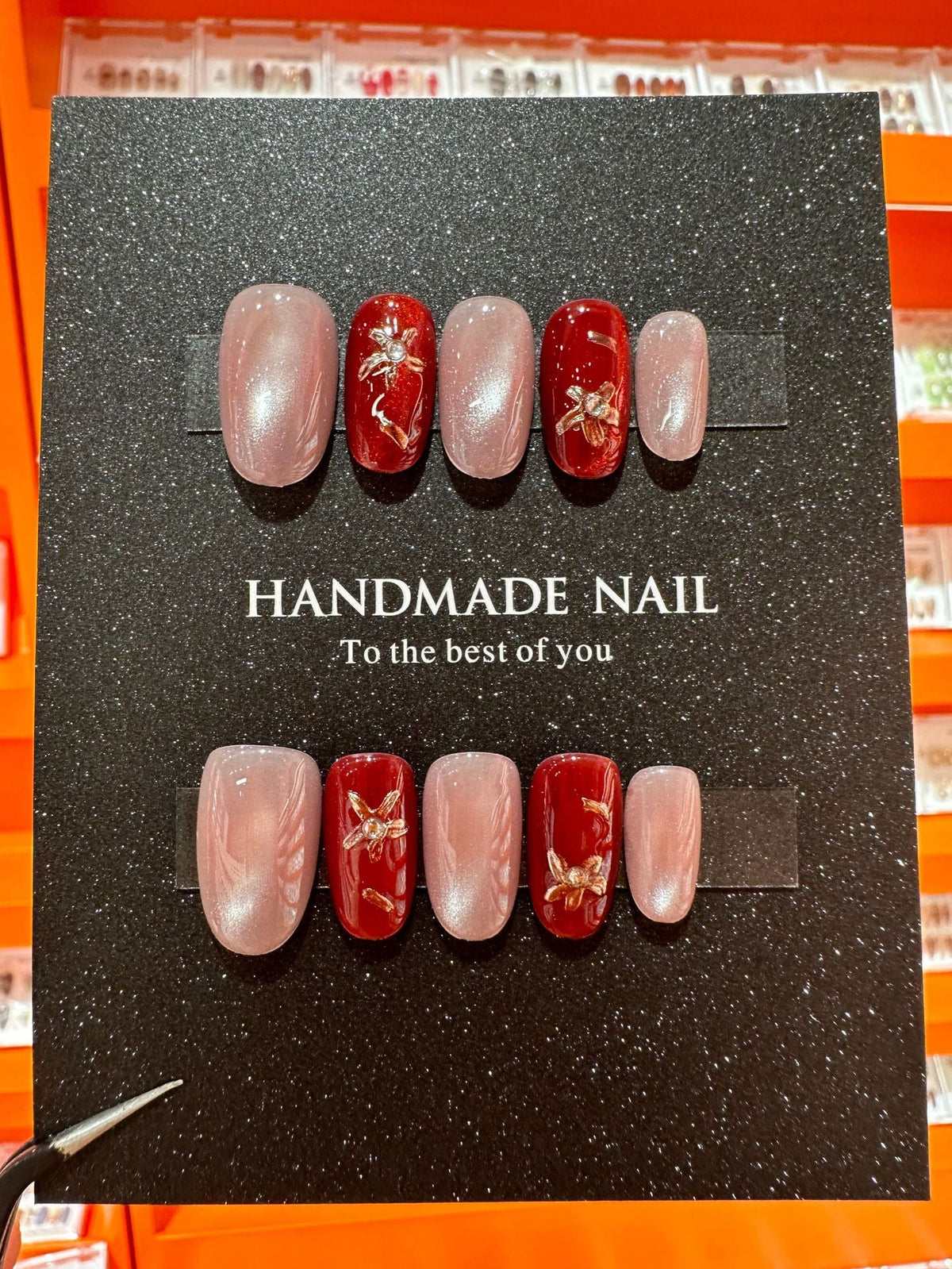 Handgefertigtes Nailart-Set mit eleganten floralen Akzenten