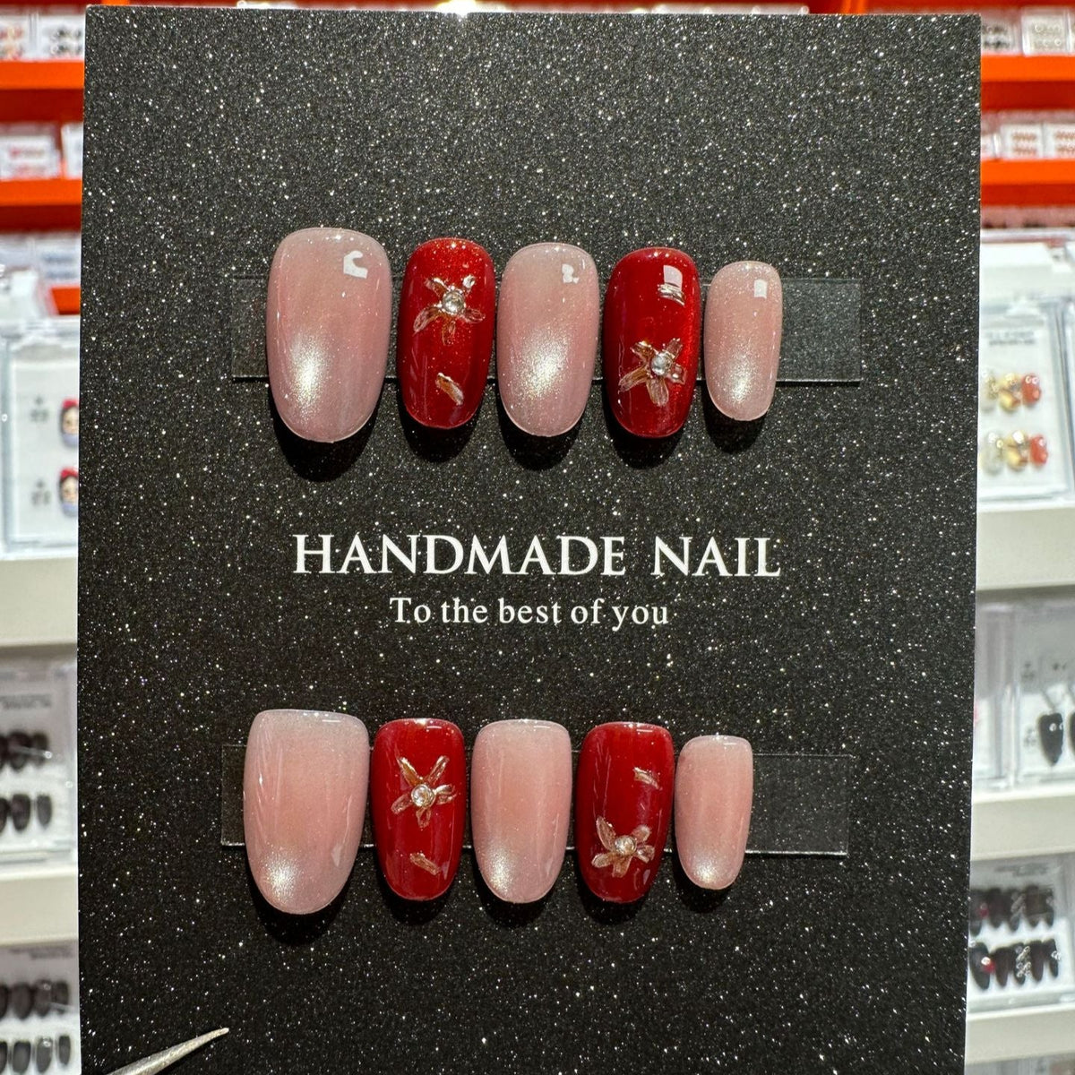 Handgefertigtes Nailart-Set mit eleganten floralen Akzenten