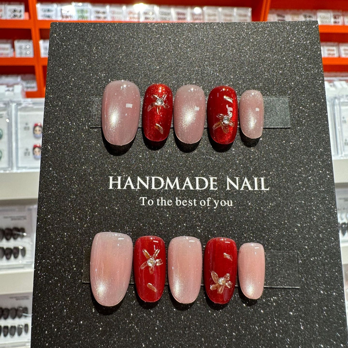 Handgefertigtes Nailart-Set mit eleganten floralen Akzenten