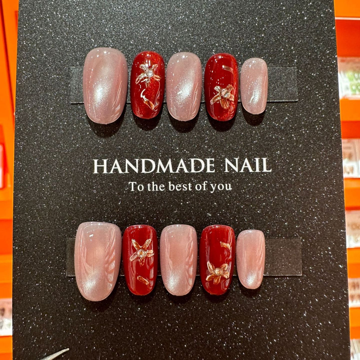 Handgefertigtes Nailart-Set mit eleganten floralen Akzenten