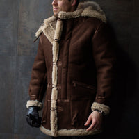 Herren-Lammfellmantel mit Kapuze und praktischen Taschen