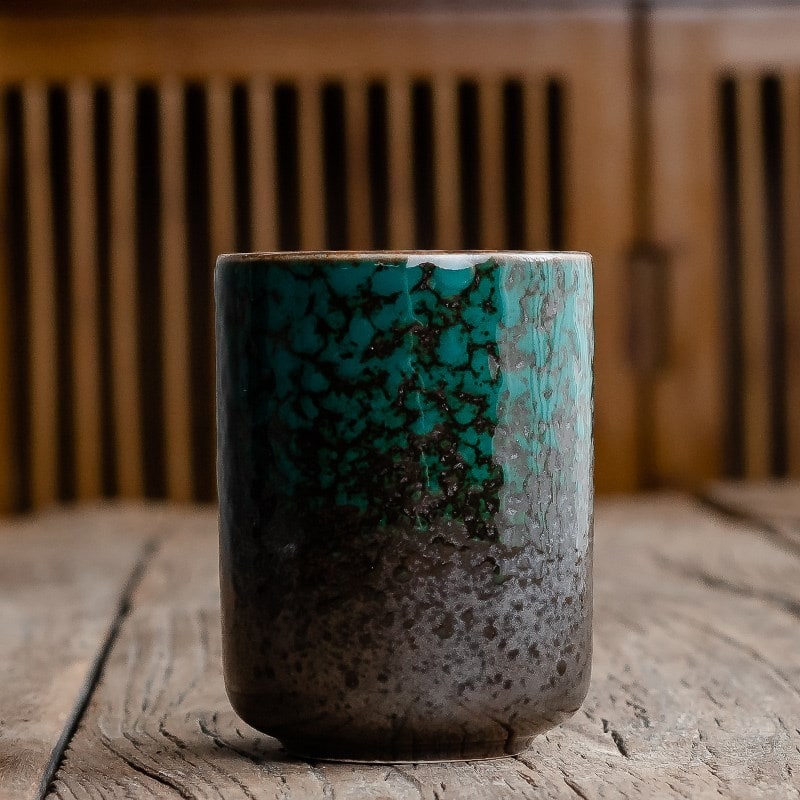 Japanische Keramik-Teetasse mit Krakelee-Glasur, verjüngtem Boden, ohne Henkel und mit Untertasse
