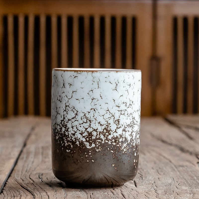 Japanische Keramik-Teetasse mit Krakelee-Glasur, verjüngtem Boden, ohne Henkel und mit Untertasse
