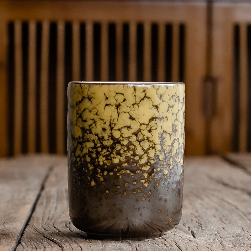 Japanische Keramik-Teetasse mit Krakelee-Glasur, verjüngtem Boden, ohne Henkel und mit Untertasse