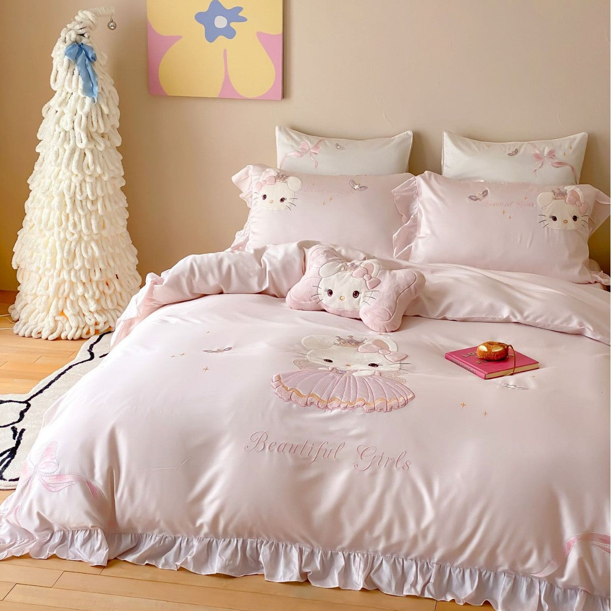 Kinderbettwäsche-Set aus Baumwollsatin mit gestickter Katzenapplikation, Rüschen und Zierkissen
