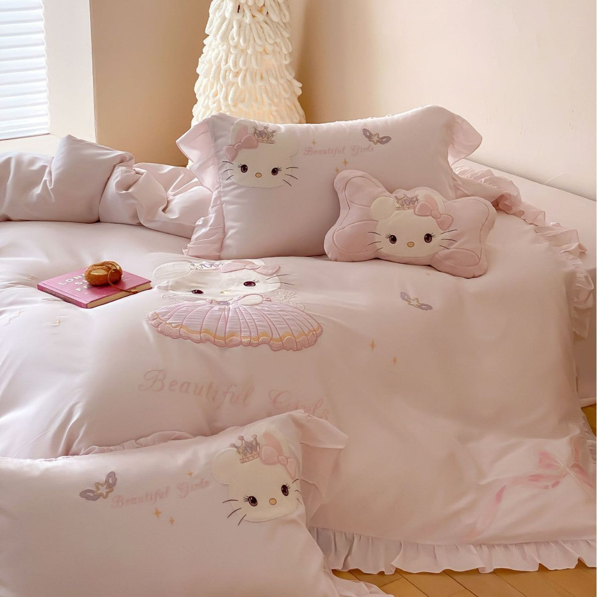Kinderbettwäsche-Set aus Baumwollsatin mit gestickter Katzenapplikation, Rüschen und Zierkissen