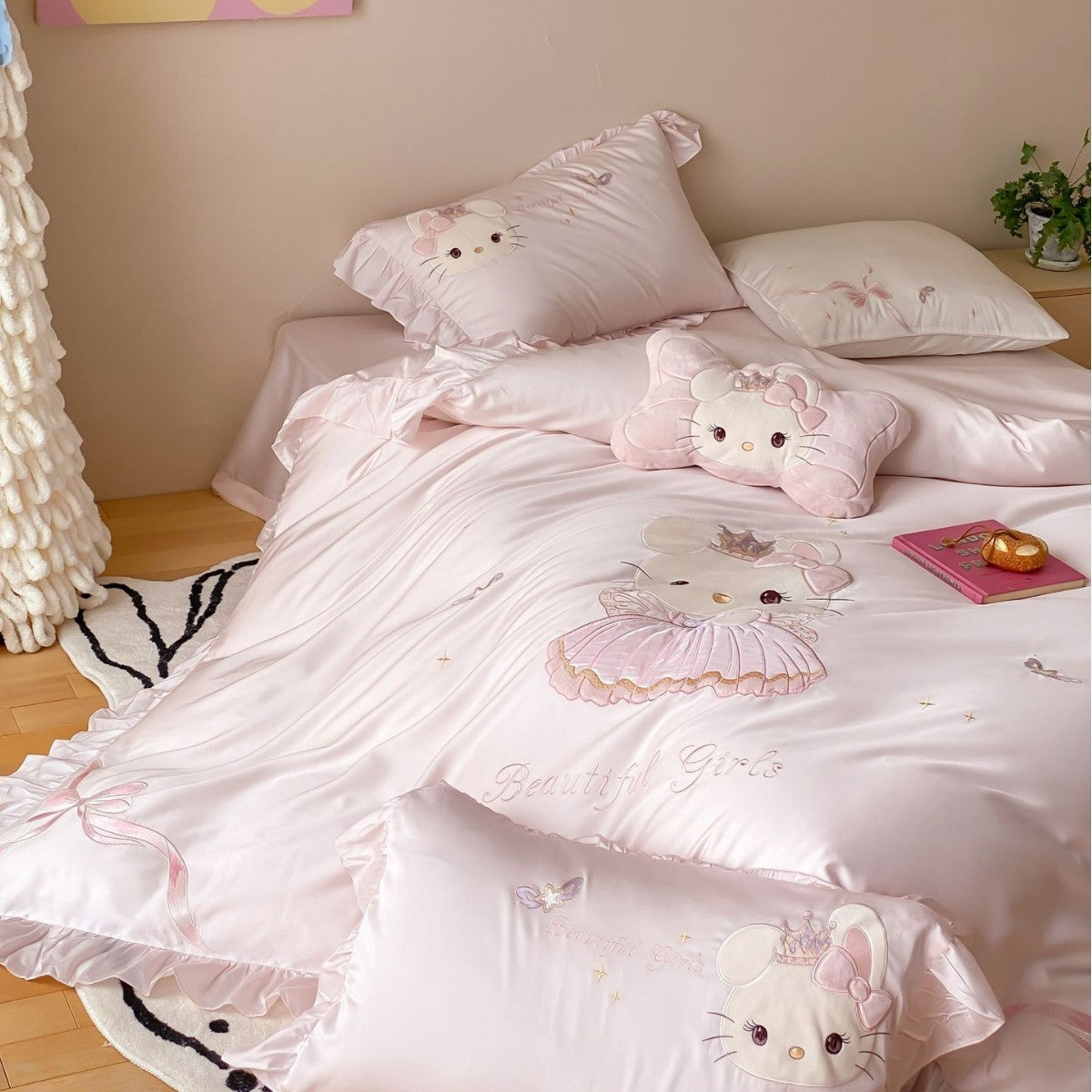 Kinderbettwäsche-Set aus Baumwollsatin mit gestickter Katzenapplikation, Rüschen und Zierkissen