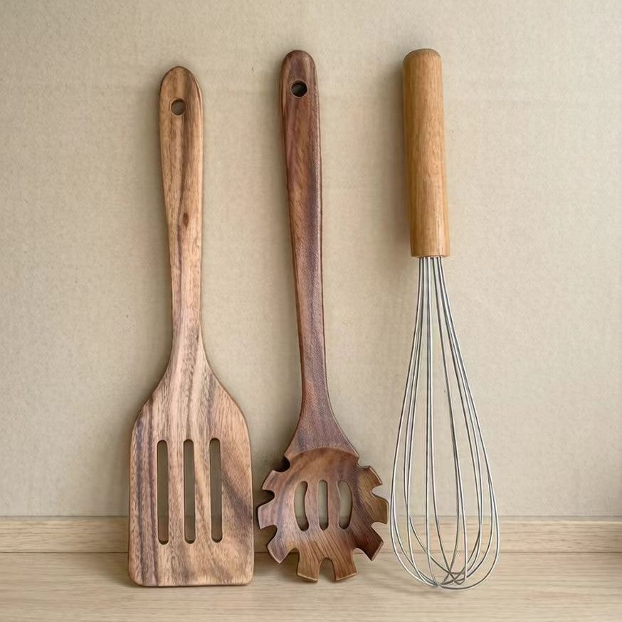 Küchenutensilien aus Holz, verschiedene Formen