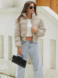 Kurze Damen-Pufferjacke mit Stehkragen und Reißverschluss