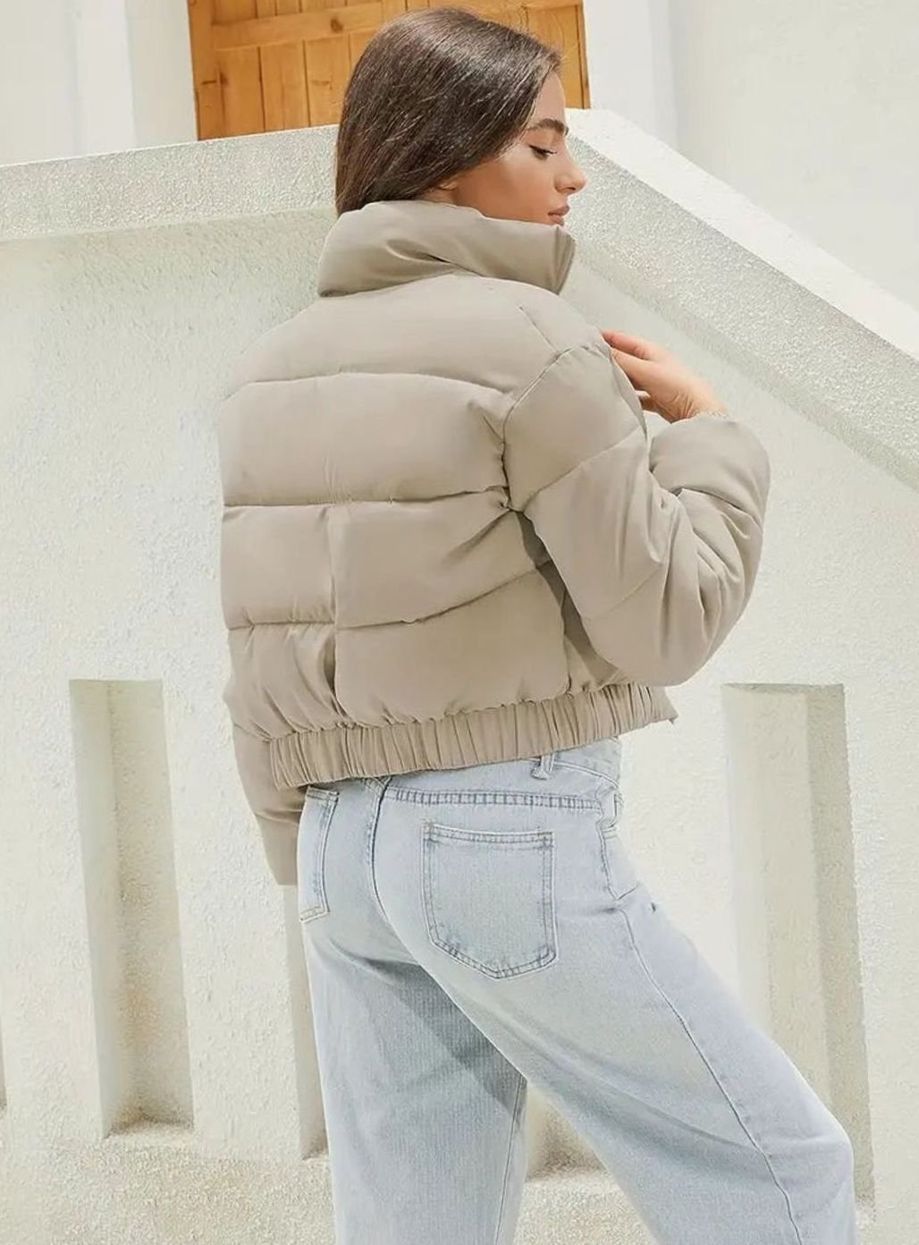 Kurze Damen-Pufferjacke mit Stehkragen und Reißverschluss