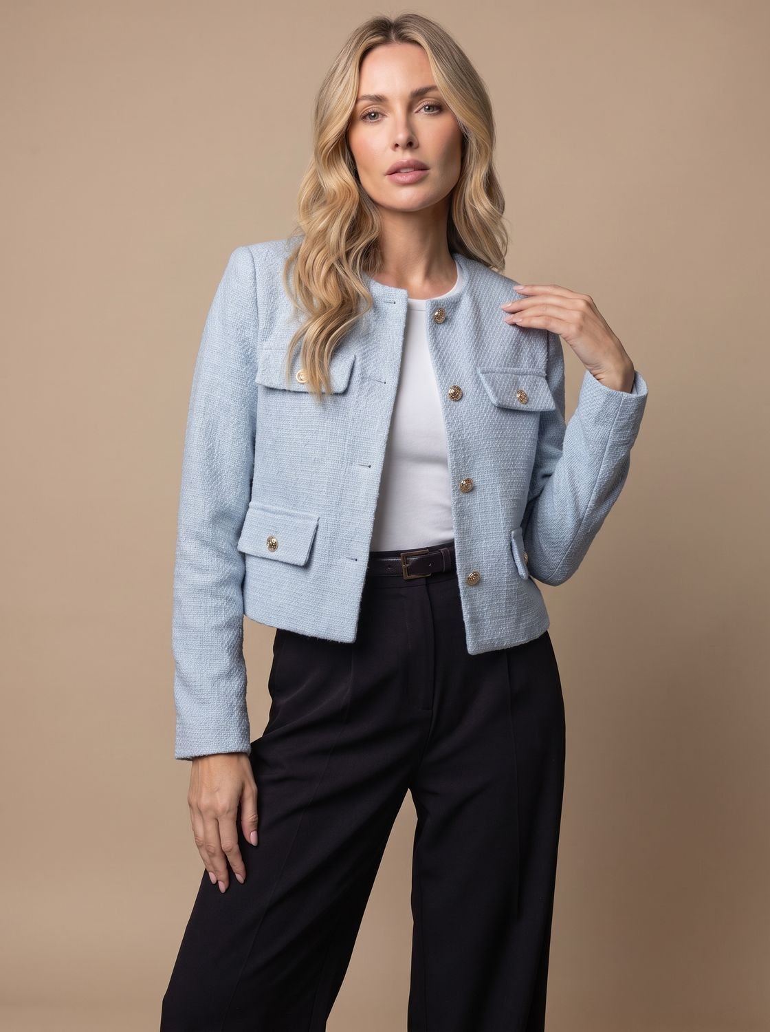 Kurzer kragenloser Damen-Tweedblazer mit goldenen Knöpfen und Pattentaschen