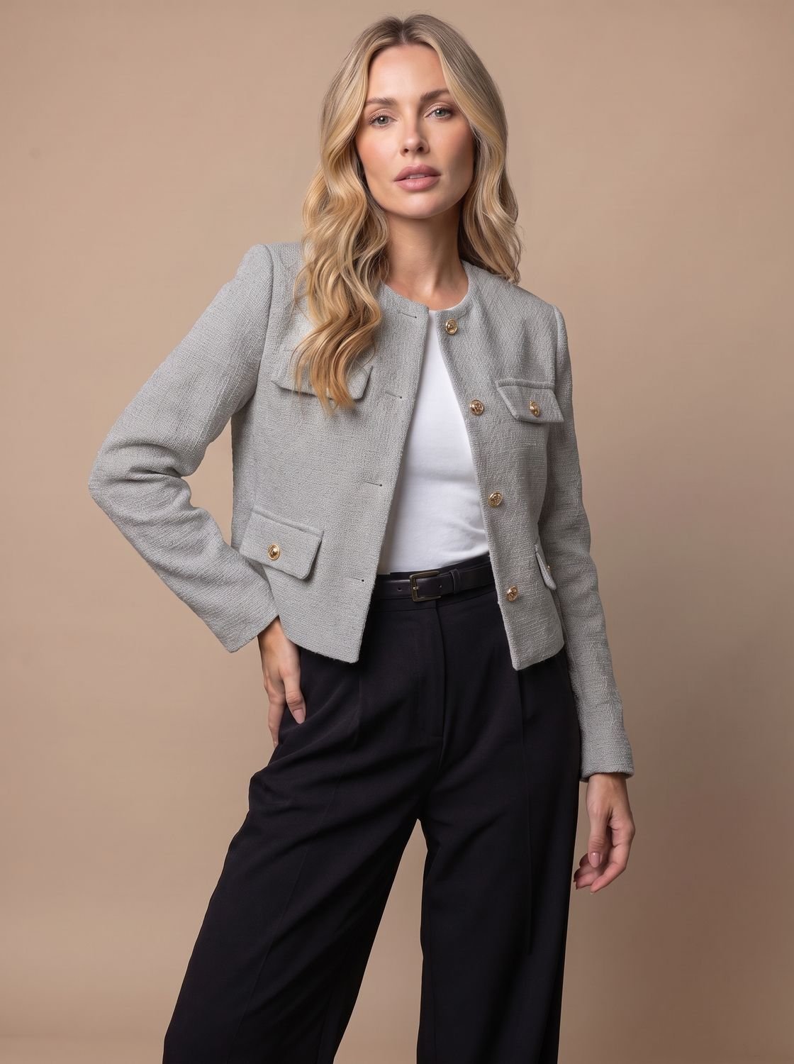 Kurzer kragenloser Damen-Tweedblazer mit goldenen Knöpfen und Pattentaschen